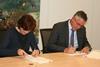 Willem Steenge, managing director of IHC Tidal Energy, and Manon Janssen, managing director of Ecofys complete the agreement.