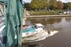 Shallow water made access to the barge difficult in the strong current (Rijkwaterstaat)