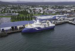 Kaldbakur EA 1 and Samherji's production plant in Akureyri