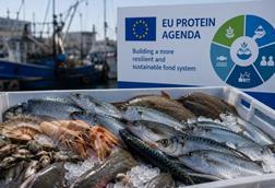 seafood on ice with a sign saying EU Protein Agenda in the background