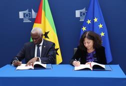 Ambassador José Cassandra of São Tomé and Príncipe and Charlina Vitcheva, Director-General for Maritime Affairs and Fisheries sign the new protocol implementing the fishery partnership agreement for the period 2025-2029