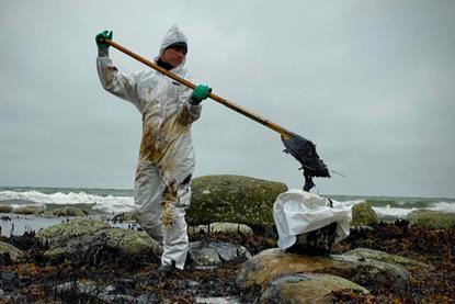 Decontamination of oil at the beaches in Hörvik. Swedish Coast Guard.