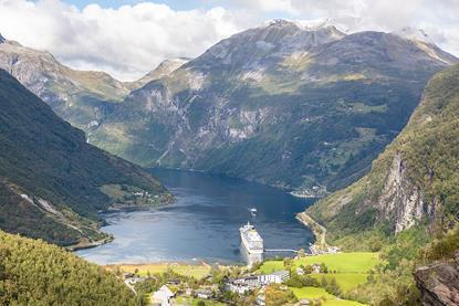 Fiordo_de_Geiranger_desde_Flydalsjuvet,_Noruega,_2019-09-07,_DD_61