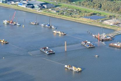 Four moored barges manoeuvre the tunnel section into position (Rijkwaterstaat)