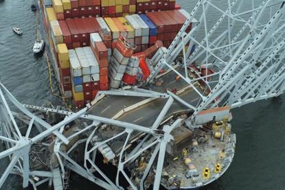 Wreckage from the bridge fell on the fore part of the container ship (Unified Command)