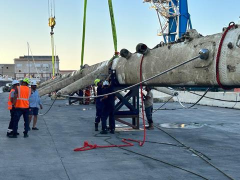2025-06-30 The mast of Bayesian delivered onto the port site in Termini Imerese 2