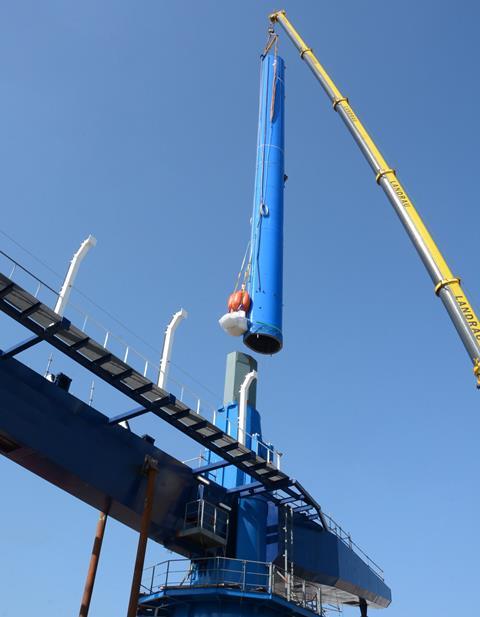The latest Silenseas mast was built in sections using a standardized production process