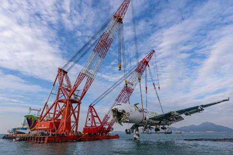 The wreck of the jumbo jet is raised by Guangzhou Salvage (Hong Kong International Airport)