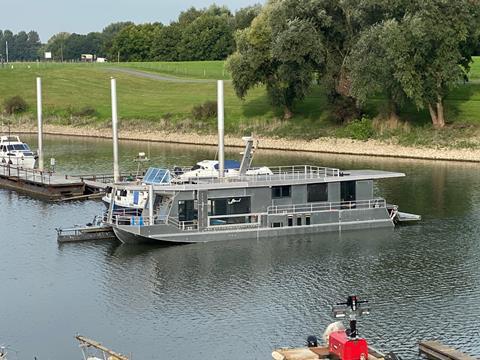 High speed Houseboat
