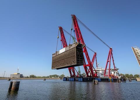 The ‘Gulliver’ is a pontoon derrick that can lift a weight of over 3,300 tonnes.