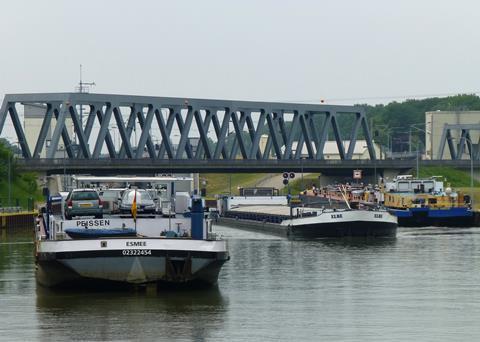 Motor ship buildup at the Sülfeld Suedschleuse on Germany's Mittellandkanal (Photo: Tom Todd)