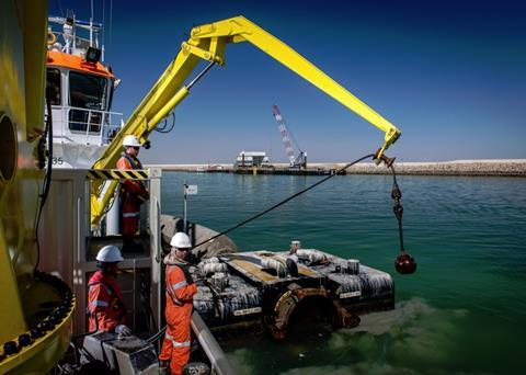 Boskalis’ remote-controlled Floating Line Connecting System can eliminate the need for people to be involved in this high-risk activity